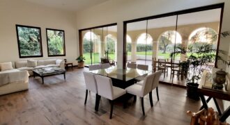 Venta de moderna casa estilo unico con lindos jardines en Los Ejidos en Piura